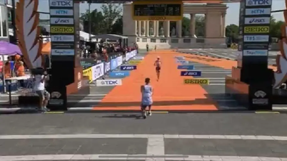 ¡Final inesperado! Pareja se compromete al terminar los 35km en el Mundial de Atletismo