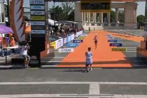 ¡Final inesperado! Pareja se compromete al terminar los 35km en el Mundial de Atletismo