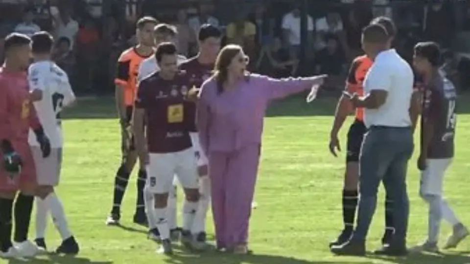 Copa Jalisco: Alcaldesa de Arandas invade el campo para protestarle al árbitro