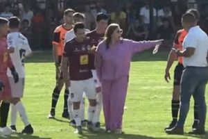 Copa Jalisco: Alcaldesa de Arandas invade el campo para protestarle al árbitro