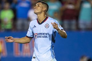 Tunden en redes a Uriel Antuna tras la eliminación de Cruz Azul