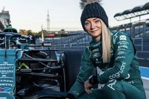 Jessica Hawkins se convirtió en la primera mujer en conducir un F1 moderno