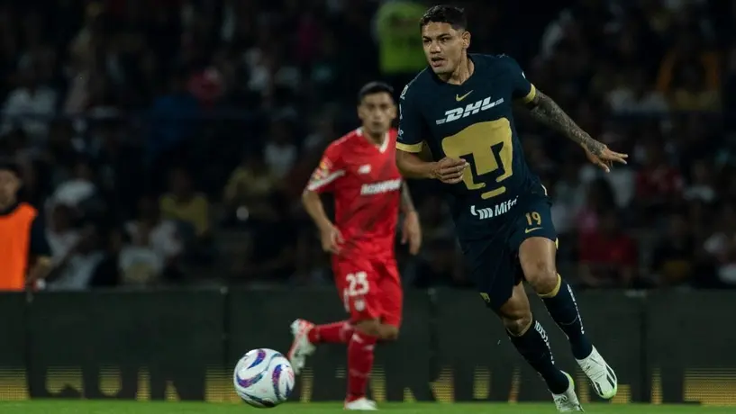 ¡Qué oso! Toro Fernández falla sin portero y la afición pide a Dinenno en el Pumas vs Toluca