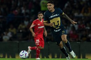 ¡Qué oso! Toro Fernández falla sin portero y la afición pide a Dinenno en el Pumas vs Toluca