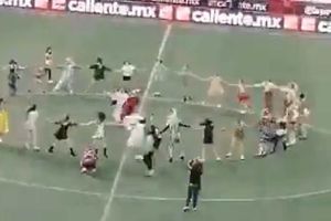 ¡Sacó los pasos prohibidos! 'La monja' fue el espectáculo de medio tiempo del juego de Xolos