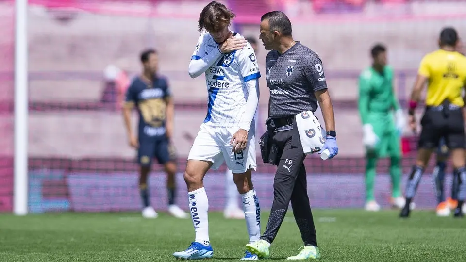 Rayados sustituye a tres jugadores por lesión ante Pumas; suman 10 bajas en total
