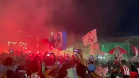 Afición de Chivas lleva serenata al equipo previo al Clásico Tapatío ante Atlas