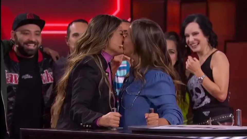 Mariazel y Mariana Echeverría protagonizan candente beso en televisión