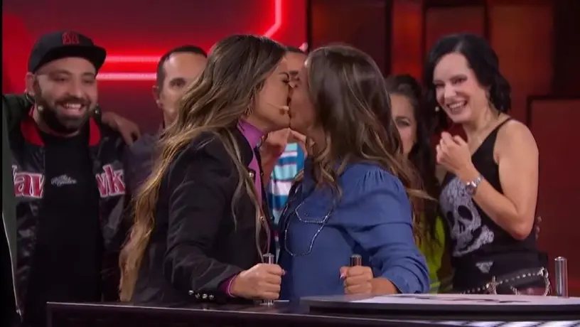 Mariazel y Mariana Echeverría protagonizan candente beso en televisión