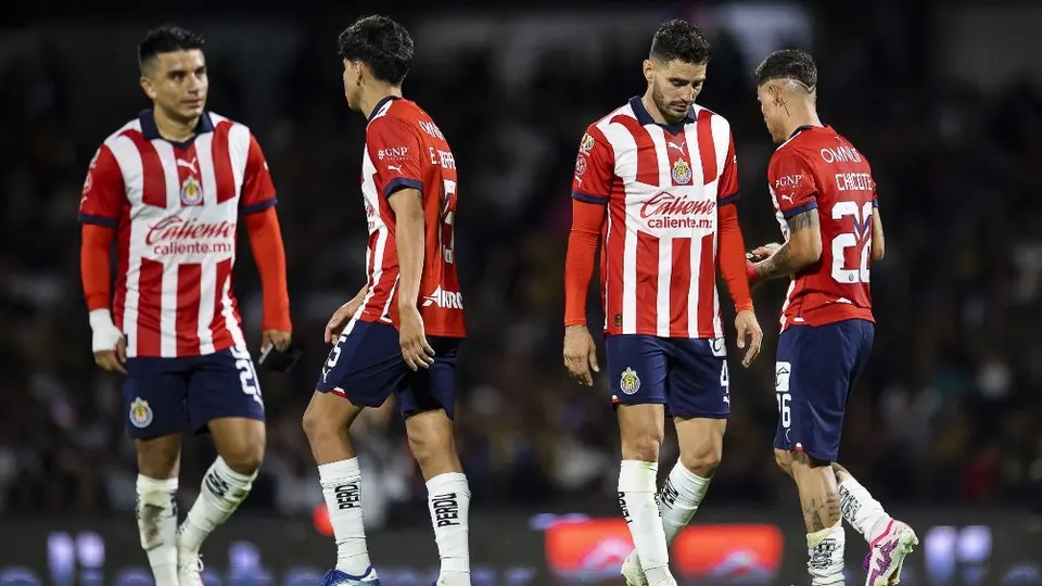 Chivas: Afición esperó a los jugadores al término del juego ante Pumas y denunciaron malos tratos