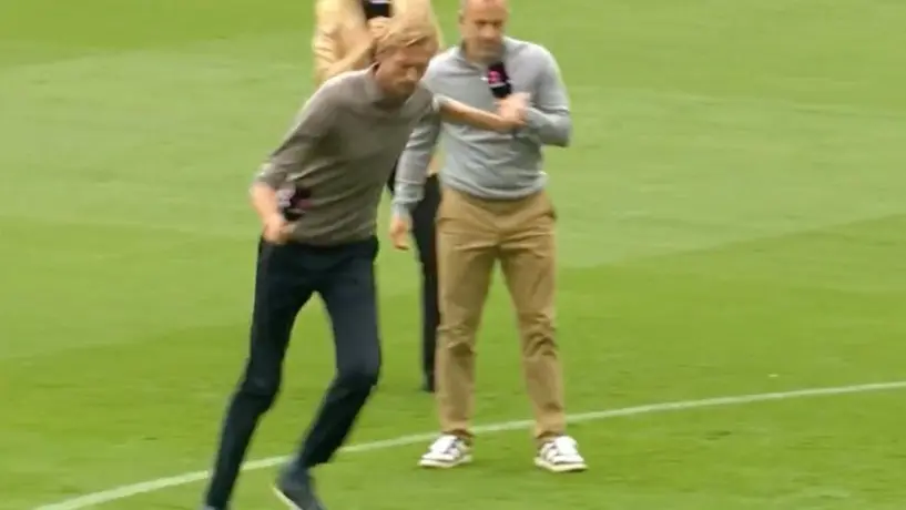 Peter Crouch 'hace el ridículo' en la previa al Wolverhampton vs Liverpool