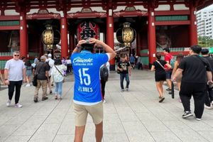 Jerry Flores acude a templo budista y pide que Cruz Azul mejore el rumbo