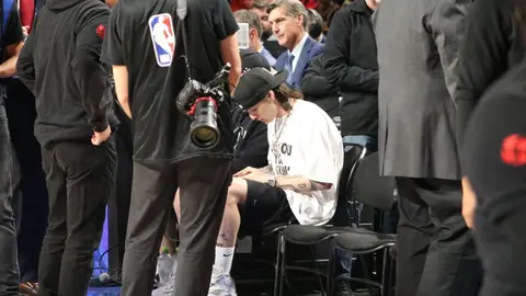 ¡La Doble P en la NBA! Peso Pluma asiste al juego entre Hawks y Magic en la Arena CDMX
