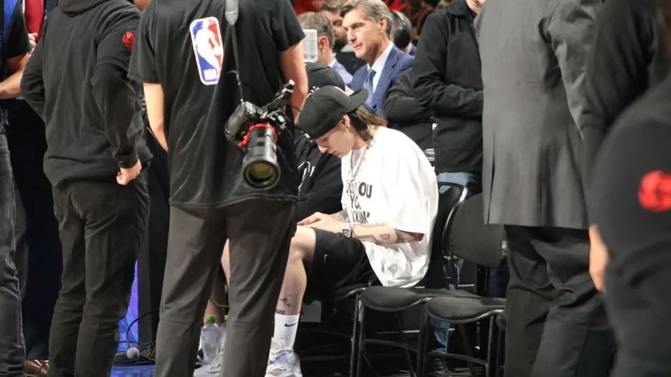 ¡La Doble P en la NBA! Peso Pluma asiste al juego entre Hawks y Magic en la Arena CDMX