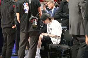 ¡La Doble P en la NBA! Peso Pluma asiste al juego entre Hawks y Magic en la Arena CDMX