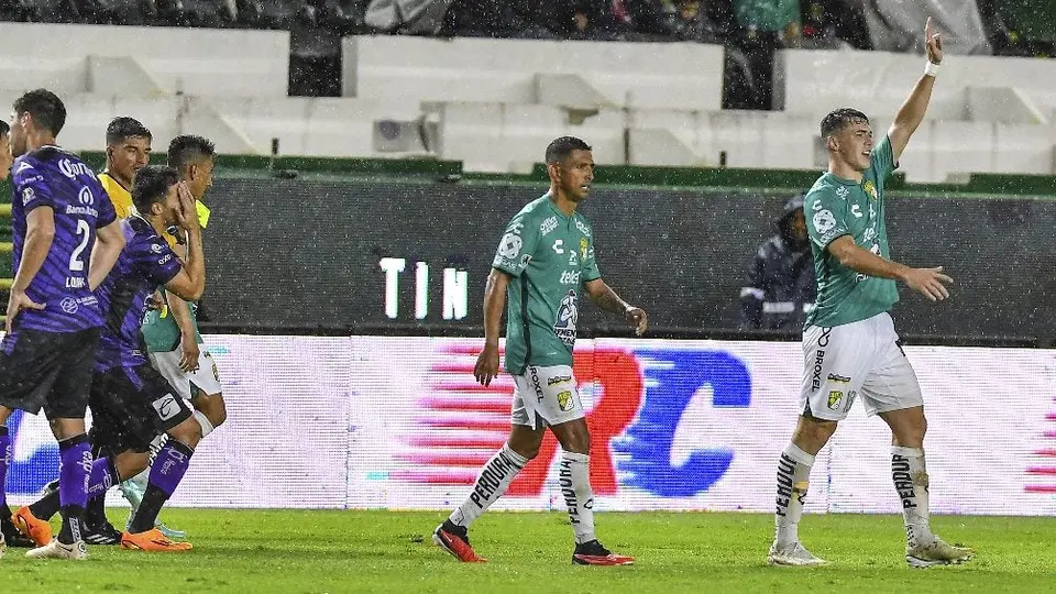 León vence a Mazatlán con polémica arbitral en el regreso de la Liga MX