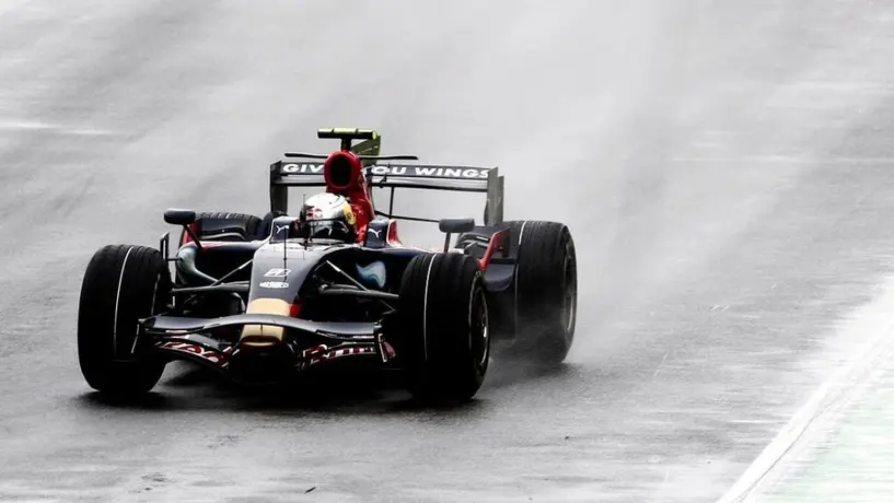 ¡Prohibido parpadear! Red Bull puso a prueba la velocidad de sus vehículos en 'arrancón'