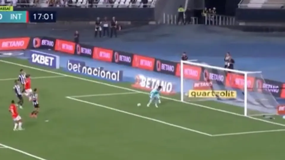 ¡Increíble! Arquero de Botafogo pierde de vista el balón y le anotan gol