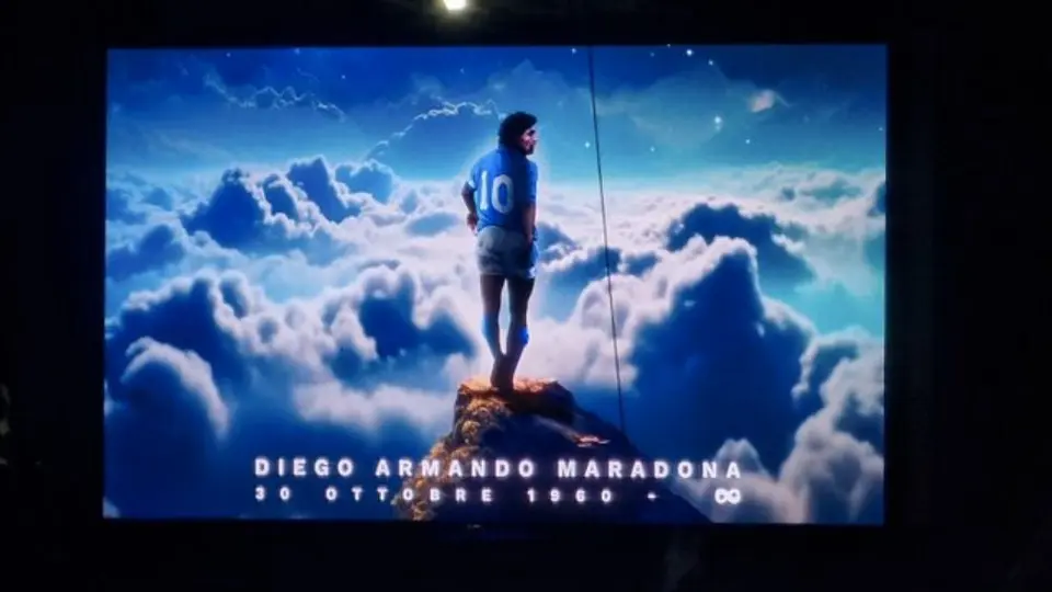 Aficionados del Napoli celebran el cumpleaños de Diego Armando Maradona