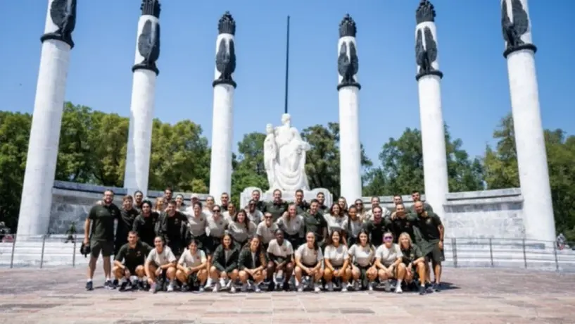 Barcelona Femenil pasea por el centro de la CDMX previo a su partido con América