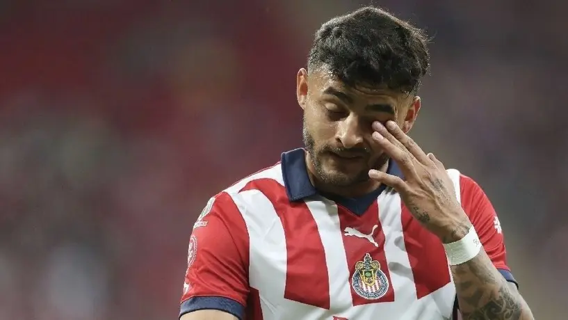 Esposa de Alexis Vega tras sanción de Chivas: "Crucifican más a un futbolista que a un político"