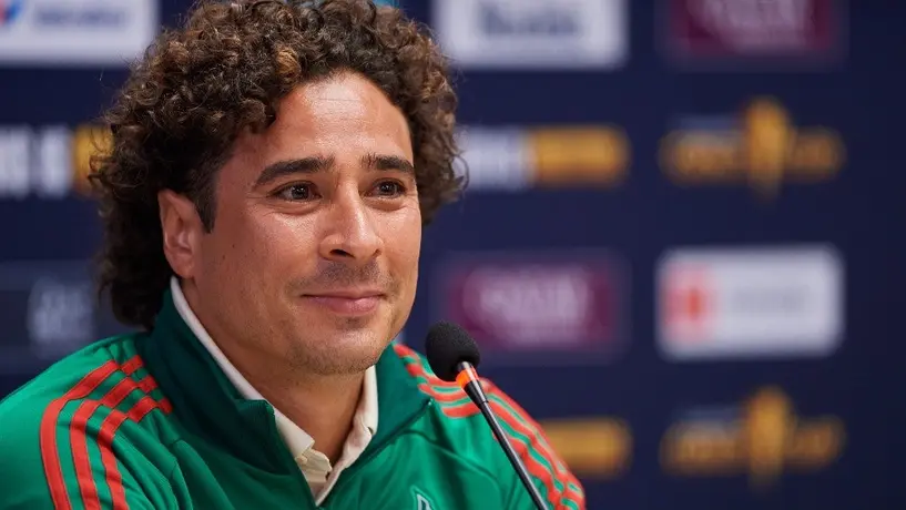 Aficionado gasta más de 20 mil pesos en unos guantes para regalarlos a Memo Ochoa
