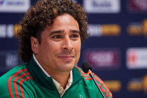 Aficionado gasta más de 20 mil pesos en unos guantes para regalarlos a Memo Ochoa