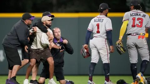 MLB: Aficionados invadieron el campo para tomarse una foto con Ronald Acuña Jr