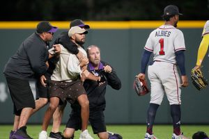 MLB: Aficionados invadieron el campo para tomarse una foto con Ronald Acuña Jr