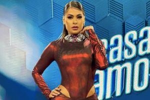 Galilea Montijo y el pegado jumpsuit rojo que estrenó en la gala de La Casa de los Famosos