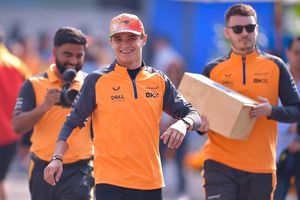 ¿Polémica? Lando Norris cuestiona la decisión de poner a ‘Checo’ Pérez como el Piloto del Día