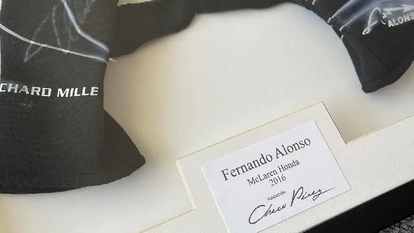 Checo Pérez subastará guantes autografiados por Fernando Alonso