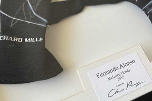 Checo Pérez subastará guantes autografiados por Fernando Alonso