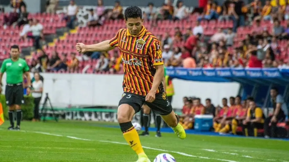 Leones Negros: Ulises Torres marcó un golazo desde atrás de media cancha