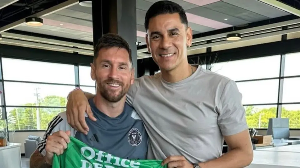 Óscar Ustari le regala playera del Pachuca a Lionel Messi