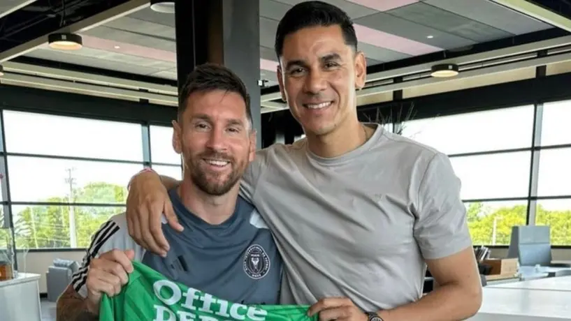 Óscar Ustari le regala playera del Pachuca a Lionel Messi