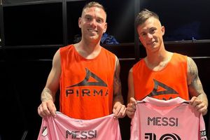 Lotti y Rotondi posan con la playera de Messi tras derrota de Cruz Azul ante Inter Miami