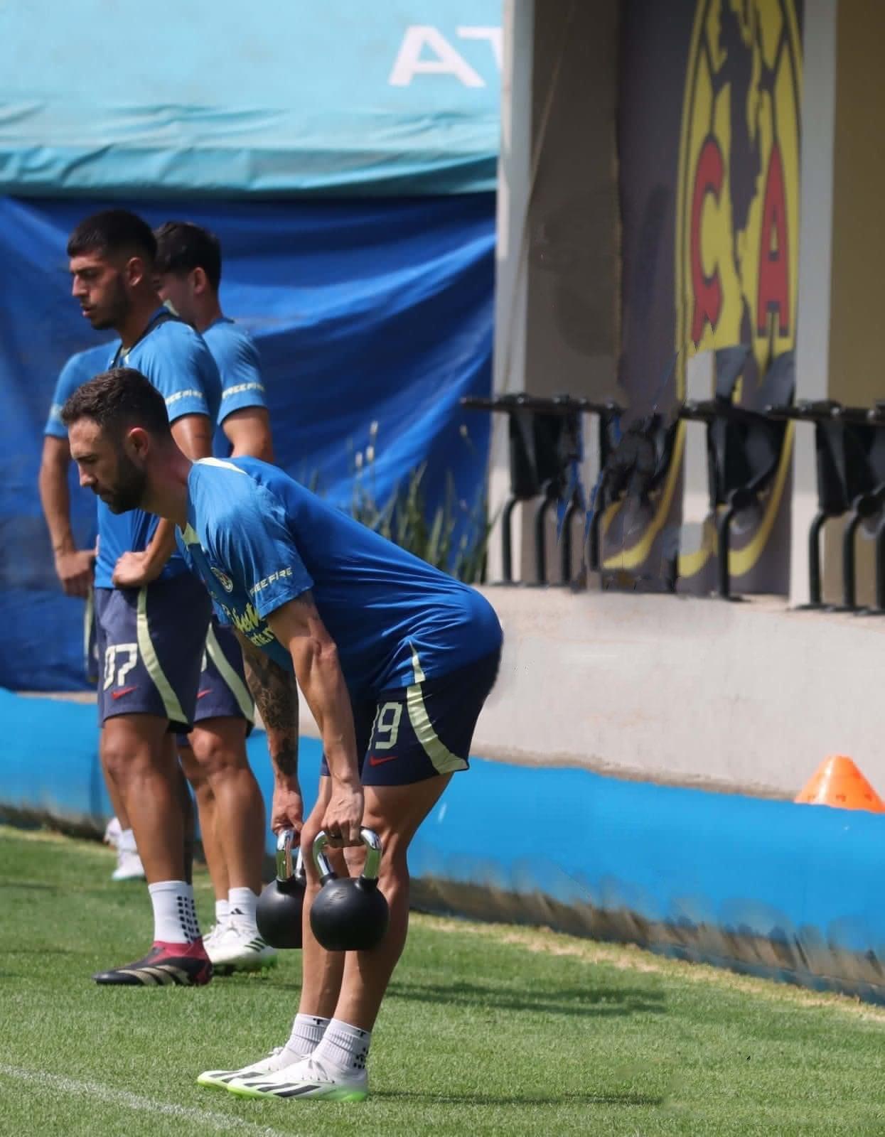 Layún pide eliminar a 'Cabecita' Rodríguez de su polémica foto y se desatan los memes