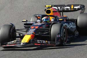 Checo Pérez abandonó el Gran Premio de Japón tras sufrir dos incidentes