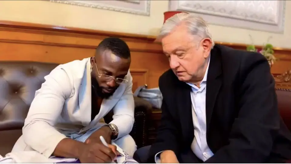 Randy Arozarena se reunió con AMLO y le regaló una camisola firmada de los Rays