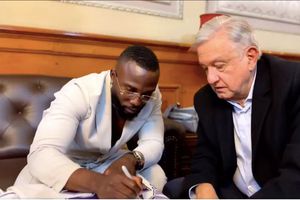 Randy Arozarena se reunió con AMLO y le regaló una camisola firmada de los Rays