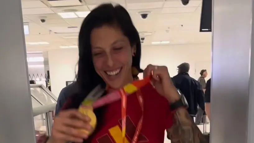 Jennifer Hermoso protagoniza momento chusco con su medalla de campeona