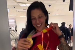 Jennifer Hermoso protagoniza momento chusco con su medalla de campeona