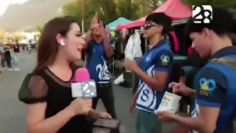 Aficionado de Tigres juega broma y le baja los pantalones a su amigo frente a reportera de Monterrey