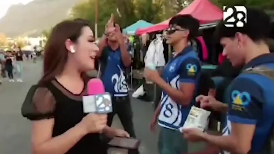 Aficionado de Tigres juega broma y le baja los pantalones a su amigo frente a reportera de Monterrey