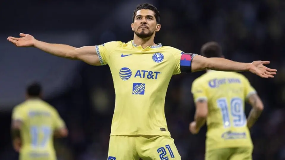 Henry Martín apunta a seguir subiendo en el historial goleador de los Clásicos Nacionales