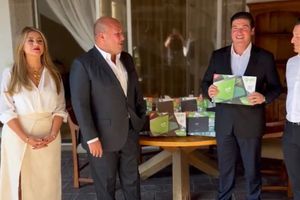 Enrique Alfaro paga apuesta a Samuel García luego de la Final Chivas vs Tigres