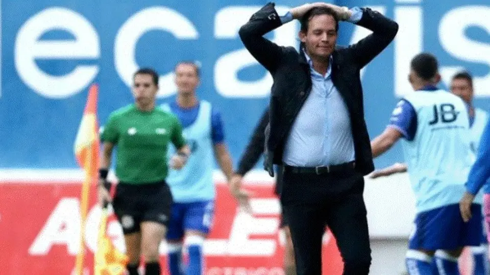 Entrenador mexicano hace show en Costa Rica y "expulsa" al árbitro por ser "malísimo"