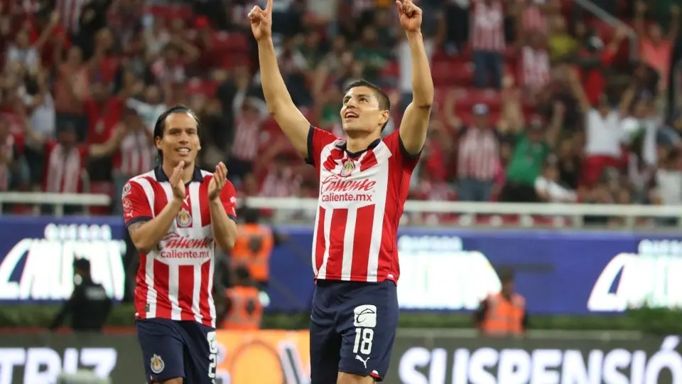 Ronaldo Cisneros levanta la mano para ser el centro delantero de Chivas