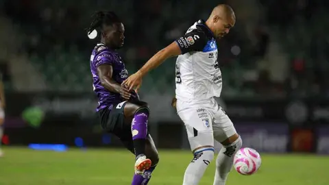¡Espeluznante lesión! Ake Loba abandonó el juego de Mazatlán tras lastimarse de gravedad